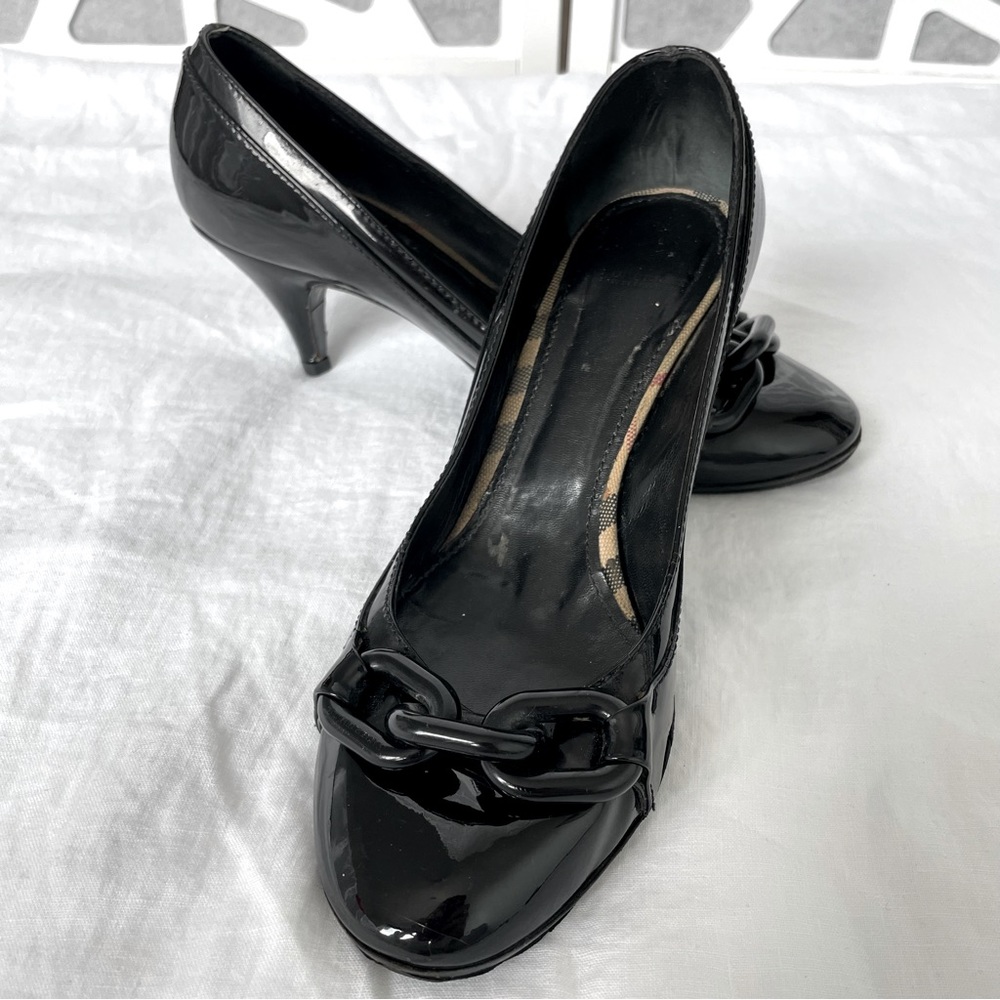 Burberry pumps with black chain and kitten hills black patent leather size EU 40